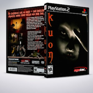 Puede incluir: Caja de juego de PlayStation 2 para el juego de terror "Kuon". La portada presenta un primer plano de la cara de una mujer con un fondo oscuro. La contraportada presenta una descripción del juego y una clasificación de "M" para adultos.