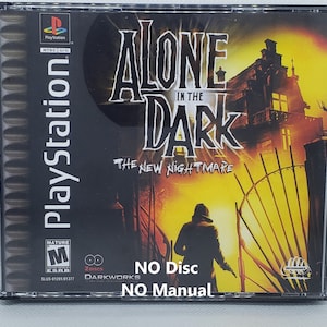 Puede incluir: Caja de juego de PlayStation para Alone in the Dark: The New Nightmare. La caja es negra con una imagen amarilla y naranja de una casa y una persona en el fondo. El texto "NO Disc" y "NO Manual" está impreso en la parte delantera de la caja.