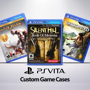 以下が含まれることがあります： 「God of War Collection」、「Silent Hill: Book of Memories」、「Uncharted: Golden Abyss」の3つのPS Vitaゲームケースが表示されています。ケースは青色で、ゲームアートとテキストが描かれています。PS Vitaのロゴと「Custom Game Cases」の文字が下にあります。