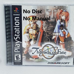 Op de afbeelding: Een PlayStation-gamecase voor "7 Threads of Fate" van Squaresoft. De case is wit met een kleurrijk beeld van twee personages en een logo. De tekst "No Disc" en "No Manual" staat in zwart op de case.