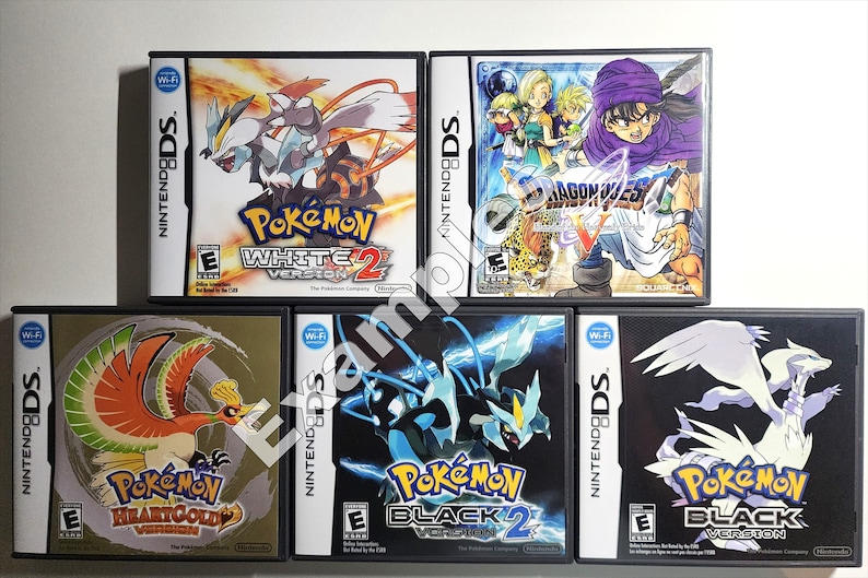Puede incluir: Cinco cartuchos de juego de Nintendo DS, todos con personajes de Pok&eacute;mon. Los juegos son Pok&eacute;mon White Version 2, Pok&eacute;mon Black Version 2, Pok&eacute;mon Black Version, Pok&eacute;mon HeartGold Version y Dragon Quest V.