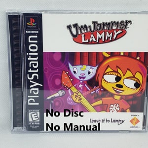 Può includere: Una custodia per giochi PlayStation per "Um Jammer Lammy" con uno sfondo viola, rosso e giallo. La custodia è vuota e non include il disco del gioco o il manuale. Il testo sulla custodia recita "Leave it to Lammy".