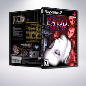 Puede incluir: Caja de juego de PlayStation 2 con un fondo negro y un título rojo y blanco que dice "Fatal Frame: Based on a True Story". La portada presenta el rostro de una mujer sobre un fondo rojo.