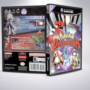 Puede incluir: Una caja de juego de Nintendo GameCube negra para Pokemon Colosseum. La parte delantera de la caja presenta un diseño de personaje Pokemon rojo, azul y blanco. La parte posterior de la caja presenta una descripción del juego y una clasificación E para todos. El juego está clasificado para violencia fantástica leve.