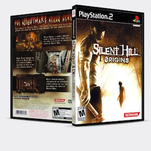 Puede incluir: Una caja de juego de PlayStation 2 para Silent Hill Origins. La parte delantera de la caja muestra a un hombre sosteniendo un hacha, con un fondo oscuro y brumoso. La parte posterior de la caja tiene una descripción del juego y una clasificación para adultos.