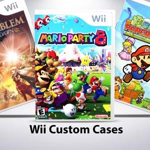 Könnte beinhalten: Drei benutzerdefinierte Videospielhüllen für die Nintendo Wii-Konsole. Die Hüllen zeigen die Spiele Fire Emblem: Radiant Dawn, Mario Party 8 und Super Paper Mario. Die Hüllen sind weiß mit bunten Grafiken und Text.