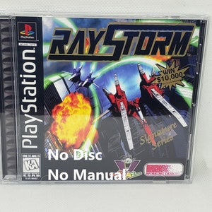 以下が含まれることがあります： レイストームのPlayStationゲームケース。未来的なシューティングゲーム。ケースは黒で、背景には赤と青の宇宙船の画像が描かれている。ケースの前面には「レイストーム」という文字が金色の文字で書かれている。ケースにはディスクとマニュアルがありません。