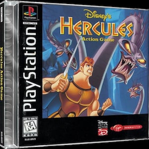Puede incluir: Carátula de la caja del juego de PlayStation para Disney's Hercules Action Game. La portada presenta una imagen de dibujos animados de Hércules, un hombre musculoso con cabello castaño y un taparrabos rojo, sosteniendo una espada. Está de pie frente a un fondo azul con dos criaturas serpentinas moradas con dientes afilados. El texto "Disney's Hercules Action Game" está impreso en blanco sobre una pancarta roja.