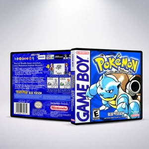 以下が含まれることがあります： ポケモンブルーバージョン用の青いゲームボーイカラーゲームカートリッジ。カートリッジの前面には、青いポケモンと茶色のポケモンが「ポケモンゲットだぜ！」という文字と共に描かれています。カートリッジの背面には、青い背景に白い文字とポケモンが描かれています。