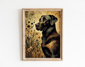 Pode incluir: Uma pintura emoldurada de um labrador preto com um padrão de mosaico em sua pelagem. O cão está olhando para a esquerda e está situado em um fundo de flores estilizadas em tons de dourado, marrom e verde.
