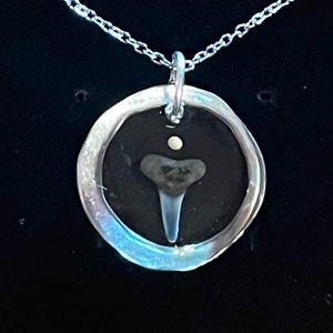 Collier en forme de dent de requin « Faith over Fear » avec une graine de moutarde de Jérusalem