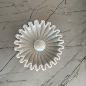 Ausgebogter Marmor & Messing