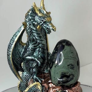 Beau présentoir sphère en cristal de dragon + oeuf en cristal de jaspe Kambaba | Statuette Dragon Décoration d&#39;intérieur avec base boule de cristal et porte-oeufs
