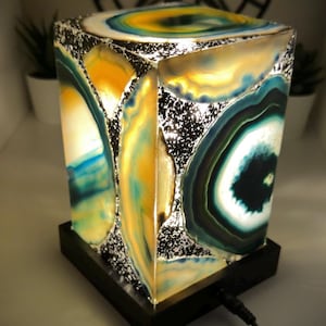Hermosa lámpara de ágata natural teñida, lámpara de mesa de piedras preciosas - De Brasil