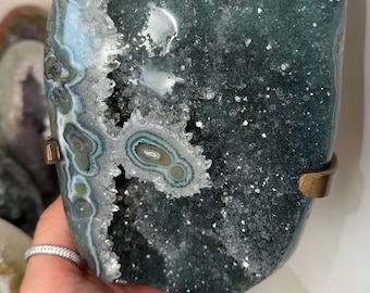 Exclusivo cuarzo jaspe drusa esmeralda verde intenso con ojos de estalactitas, orbes de ojo de buey y bandas de ágata - Decoración de cristal para el hogar de Uruguay