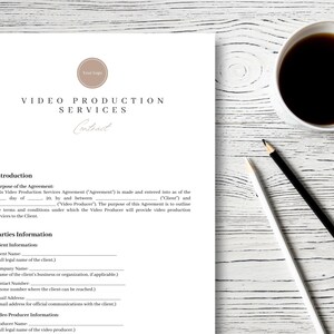 Peut inclure: Un mod&egrave;le de contrat blanc pour les services de production vid&eacute;o. Le document comprend des sections pour l'introduction, l'objet du contrat, les informations des parties, les informations du client et les informations du producteur vid&eacute;o.