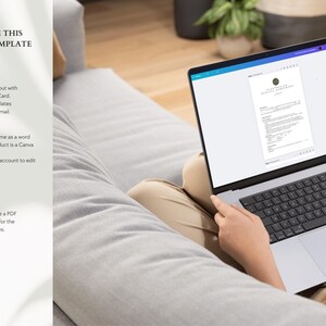 K&ouml;nnte beinhalten: Ein Laptop mit wei&szlig;em Hintergrund, der ein Canva-Template ge&ouml;ffnet zeigt. Der Text auf dem Bildschirm lautet "PLEASE NOTE THIS IS A CANVA TEMPLATE". Der Text unter dem Template lautet "Add to Card. Checkout with PayPal or Credit Card. Receive the templates straight to your email. This product does not come as a word document or pdf. This product is a Canva template. You do require a free Canva account to edit templates. Download to receive a PDF containing the link for the Canva templates."