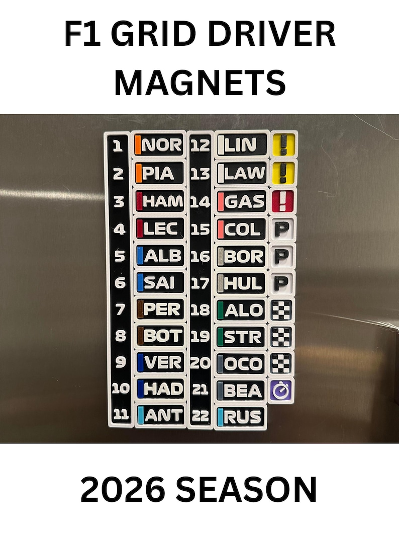 K&ouml;nnte beinhalten: Ein Set von F1-Startaufstellungs-Magneten f&uuml;r die Saison 2026, angeordnet in zwei Spalten von 1 bis 22. Jeder Magnet zeigt den Drei-Buchstaben-Code eines Fahrers, einen farbigen Team-Indikator und einen wei&szlig;en Rand auf einer Metallfl&auml;che.