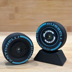 Mercedes Formel 1 Team - F1 Detaillierter Reifenmagnet - Geschenk für Rennsport-Fans