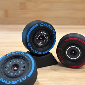 Williams Formula 1 Team - F1 Detailed Spinning Tire Magnet - Gift for Racing Fans