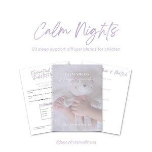 Könnte beinhalten: Drei weiße Papierdokumente werden angezeigt. Das obere Dokument lautet "Calm Nights" und "50 Schlafunterstützungs-Diffusormischungen für Kinder". Das mittlere Dokument zeigt ein Foto eines Teddybären. Das untere Dokument enthält die Wörter "Mix & Match".