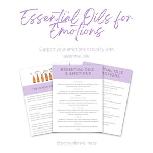 Può includere: Tre carte viola e bianche con il testo "Essential Oils & Emotions" e un elenco di oli essenziali per diverse emozioni, come rabbia, ansia, depressione, affaticamento, paura e dolore. Le carte sono su uno sfondo bianco.