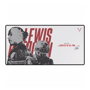 Op de afbeelding: Een rechthoekige bureaumat met een zwart-witte afbeelding van Lewis Hamilton en een racehelm. De tekst luidt LEWIS HAMILTON, ENGLAND, THE GREATEST OF ALL TIME, inclusief een handtekening. De achtergrond is wit met rode letters.