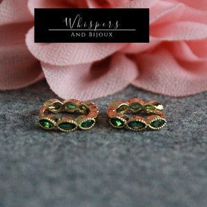 Brincos de cristal Huggie | Brincos de latão | Ouro 18k | Pavimentar Zircônia Cúbica | Cristal Verde | Elegante delicado | Argolas Pequenas de 14mm