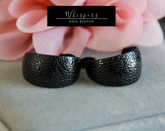 20 mm schwarze strukturierte halbe Creolen | Chunky Ohrringe | Ohrstecker-Creolen | Edelstahl | Halbe Creolen | Moderne Boho Minimalist | Kleine mittlere Creolen