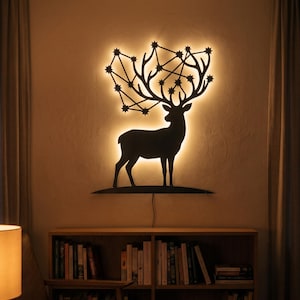 LED-Wandbild „Hirsch“ aus Metall – Himmlischer Hirsch, Sternbild-Geweih, hinterleuchtete Wohnzimmerdekoration