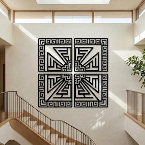 Puede incluir: Cuatro paneles de arte mural geométrico negro con un diseño simétrico. Cada panel presenta un borde cuadrado con un patrón repetitivo, que encierra un diseño geométrico central. La obra de arte está montada en una pared de color claro en un espacio bien iluminado.