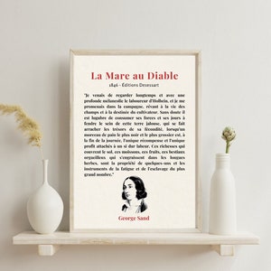 Peut inclure: Une impression murale d'art imprimable en noir et blanc avec une citation du roman de George Sand "La Mare au Diable" (Le Lac du Diable). La citation est : "Je venais de regarder longtemps et avec une profonde mélancolie le laboureur d'Holbein, et je me promenais dans la campagne, révant à la vie des champs et à la destinée du cultivateur. Sans doute il est lugubre de consumer ses forces et ses jours à fendre le sein de cette terre jalouse, qui se fait arracher les trésors de sa fécondité, lorsqu'un morceau de pain le plus noir et le plus grossier est, à la fin de la journée, l'unique récompense et l'unique profit attachés à un si dur labeur. Ces richesses qui couvrent le sol, ees moissons, ees fruits, ees bestiaux orgueilleux qui s'engraissent dans les longues herbes, sont la propriété de quelques-uns et les instruments de la fatigue et de l'esclavage du plus grand nombre."
