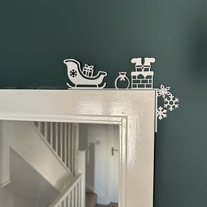 Festlicher Feiertags-Türrahmen-Akzent - 3D gedruckte Schlitten-Tür-Ecken-Dekor des Weihnachtsmanns mit Geschenken, Schneeflocken und steckendem Weihnachtsmann