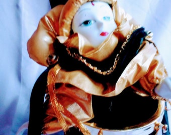Boîte à musique à collectionner en porcelaine pour poupée clown arlequin, idéale pour un cadeau ou une décoration, 9 1/2 po. X 8 1/2 po.