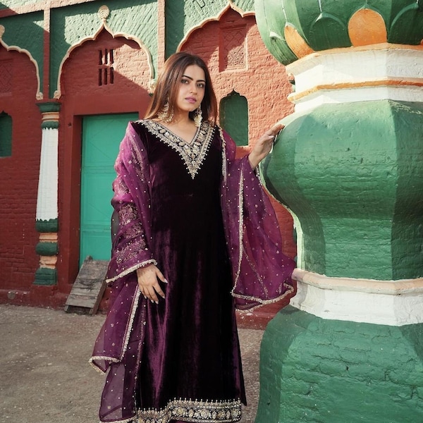 Ensemble Kurta Palazzo Dupatta en velours violet pakistanais pour l'hiver avec broderies de la marque Zari, ensemble en velours épais brodé de la marque Zari, robe 3 pièces