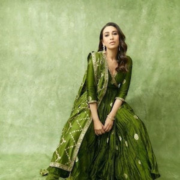 Karishma Kapoor, inspiration Bollywood longue évasée en satin vert Georgette Anarkali Kurta Pant & Dupatta, costume de fête 3 pièces ready-made
