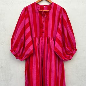 ストライププリントのミディドレス、ミニドレス、紐で留めるディープネック、花柄のロング＆ショートブロックプリントドレス