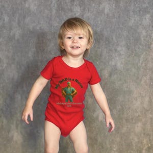 看護とスーパーパワーの両方を参考にした巧妙なデザイン。家族の情熱に対するあなたの独自の理解を示す完璧な融合です。