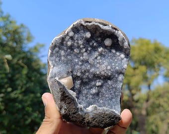 Geoda de cristal de calcedonia drusa con soporte acrílico