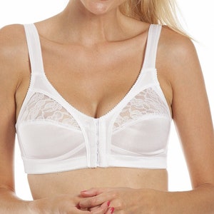 Könnte beinhalten: Weißer Frontverschluss-BH mit Spitzendetails. Der BH hat verstellbare Träger und einen Haken- und Ösenverschluss im Rücken.