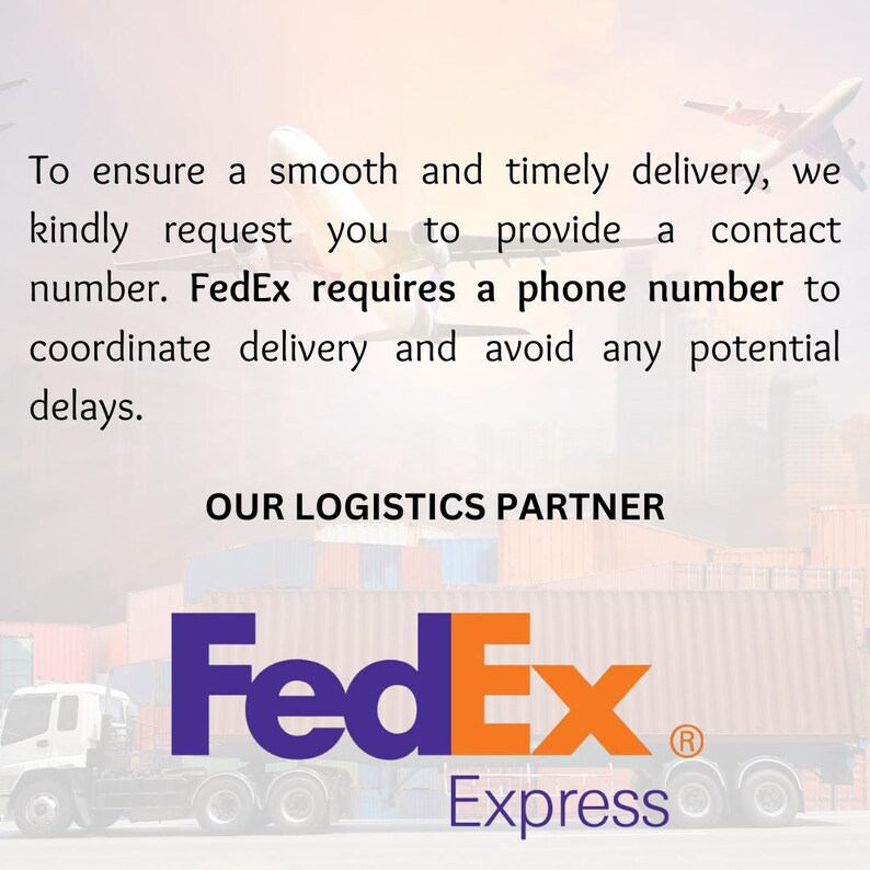 Pu&ograve; includere: Logo FedEx Express con il testo "OUR LOGISTICS PARTNER" sopra. Il logo &egrave; davanti a un'immagine sfocata di un camion e un aereo. Il testo sotto il logo dice "FedEx Express" con un simbolo di marchio registrato.