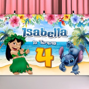 Puede incluir: Una pancarta de cumplea&ntilde;os colorida con un tema tropical. Presenta una imagen de dibujos animados de Lilo de Lilo & Stitch, Stitch y una palmera. La pancarta dice "Isabella cumple 4 a&ntilde;os".
