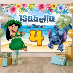 Puede incluir: Una pancarta de cumplea&ntilde;os colorida con Lilo de Lilo & Stitch y Stitch. La pancarta tiene un tema tropical con flores, palmeras y una escena de playa. El texto en la pancarta dice "Isabella cumple 4 a&ntilde;os".