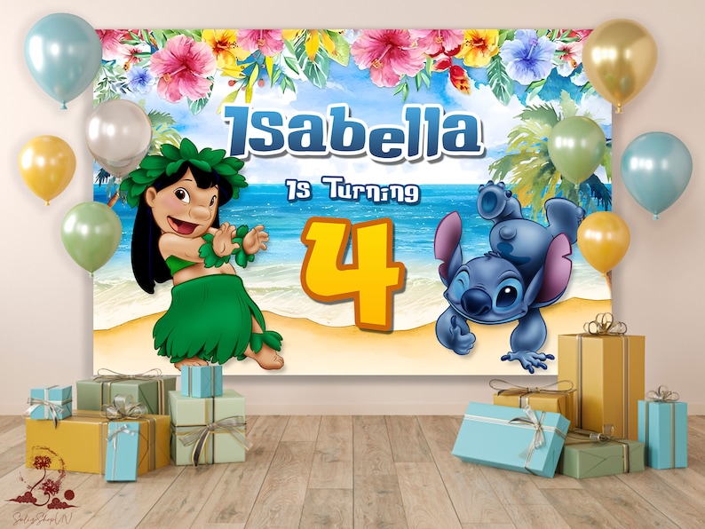 Puede incluir: Una pancarta de cumplea&ntilde;os colorida con Lilo de Lilo & Stitch y Stitch. La pancarta tiene un tema tropical con flores, palmeras y una escena de playa. El texto en la pancarta dice "Isabella cumple 4 a&ntilde;os".