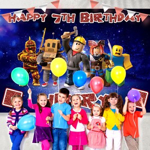 K&ouml;nnte beinhalten: Ein farbenfrohes Geburtstagsbanner mit dem Text "Happy 7th Birthday" in roten Glitzerbuchstaben. Das Banner zeigt Figuren aus dem beliebten Videospiel Roblox, darunter ein rot-goldener Ritter, ein blau-gelber Roboter, ein rot-schwarzer Pirat und ein blau-gelber Bauarbeiter. Das Banner ist mit Sternen und einem Galaxie-Hintergrund verziert.