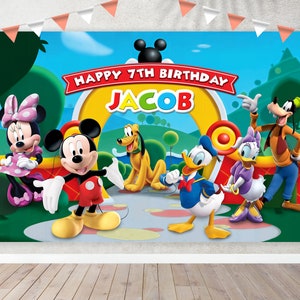 Pode incluir: Um pano de fundo de festa de aniversário colorido com Mickey Mouse, Minnie Mouse, Donald Duck, Pateta e Pluto. O pano de fundo tem um céu azul com grama verde e um arco amarelo com o texto "Happy 7th Birthday Jacob".