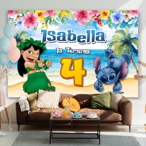 Puede incluir: Una pancarta de cumplea&ntilde;os colorida con un tema tropical. Presenta una imagen de dibujos animados de Lilo de Lilo & Stitch, Stitch, y el texto "Isabella cumple 4 a&ntilde;os".