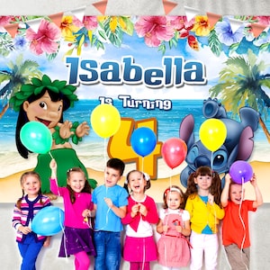 Puede incluir: Una pancarta de cumplea&ntilde;os colorida con el texto "Isabella cumple 4 a&ntilde;os" e im&aacute;genes de Stitch y Lilo. Siete ni&ntilde;os sostienen globos frente a la pancarta.