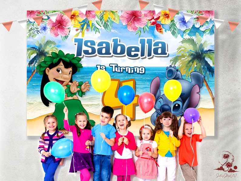 Puede incluir: Una pancarta de cumplea&ntilde;os colorida con el texto "Isabella cumple 4 a&ntilde;os" e im&aacute;genes de Stitch y Lilo. Siete ni&ntilde;os sostienen globos frente a la pancarta.