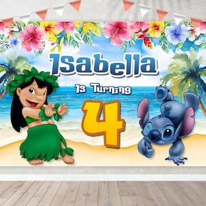 Puede incluir: Un banner de cumplea&ntilde;os colorido con un tema tropical. Presenta un oc&eacute;ano azul, palmeras, flores y dos personajes de dibujos animados. El banner dice "Isabella cumple 4 a&ntilde;os".